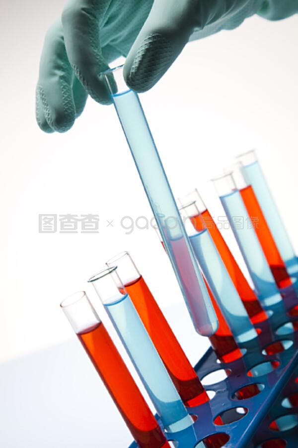 在实验室工作的科学家,含有液体颜色的玻璃